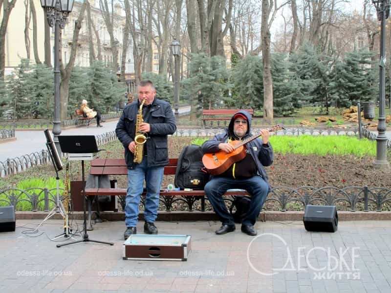 Незвичні об’яви, квітуча краса: сім миттєвостей одеського тижня