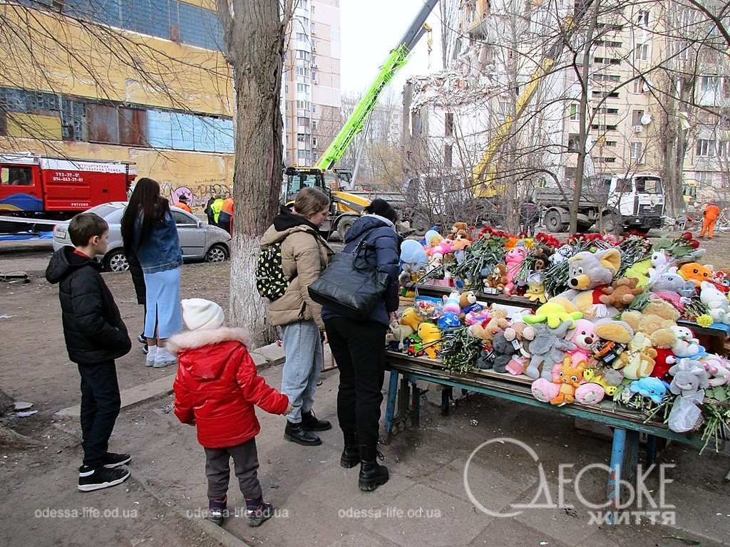 Одеська скорбота: що відбувається поруч з місцем трагедії (фоторепортаж)