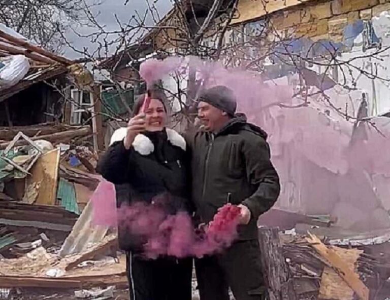 Одесити влаштували «гендер-не паті» на руїнах свого будинку, зруйнованого росіянами (відео)