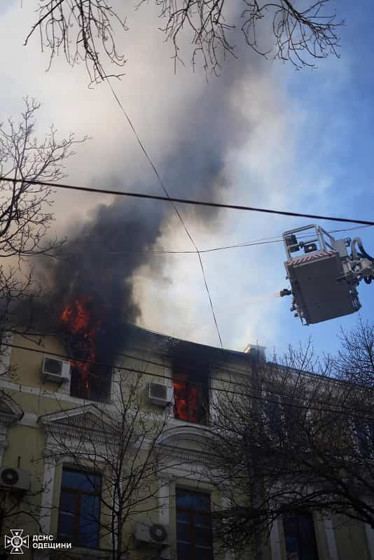 Під час пожежі в Одесі трагічно загинув рятувальник: що відомо (відео)