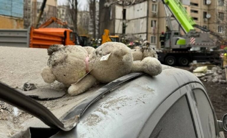 Під завалами в Одесі знайшли тіло дитини (відео)