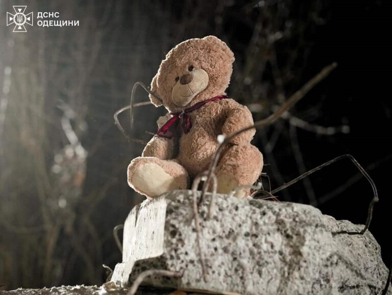 Під завалами зруйнованого «шахедом» будинку в Одесі знайшли тіло ще однієї дитини