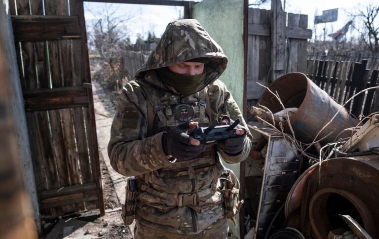 Прикордонники в Харківській області за допомогою FPV-дрона знищили двох окупантів (відео)