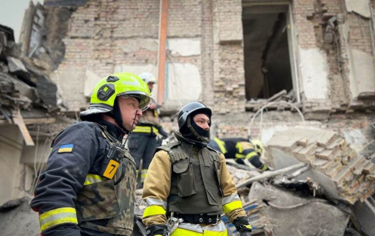 Ракетна атака на Київ: у Печерському районі під завалами можуть бути люди