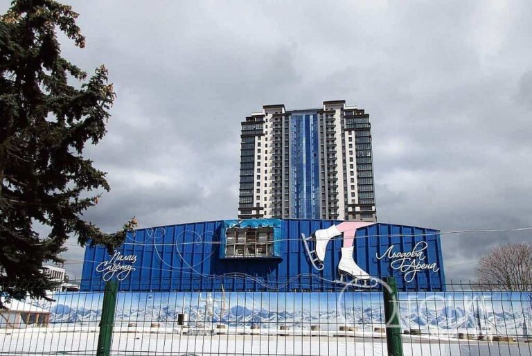 Рани Одеси: Палац спорту та багатоповерхівки поряд після рашистського обстрілу (фоторепортаж)