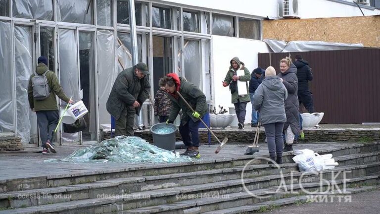 Руйнування в Палаці спорту і вибиті вікна квартир: в Одесі ліквідовують наслідки ракетного удару 25 березня (фото)