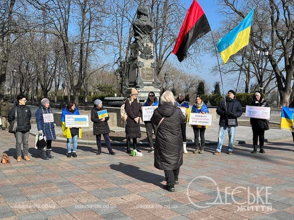 Скандальний договір на ремонт суду в Одесі розірвано, але протести у мерії не припиняються