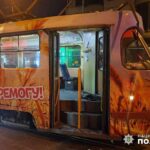 У центрі Одеси хуліган розбив вікно трамвая та побив жінку-водія: як його покарають