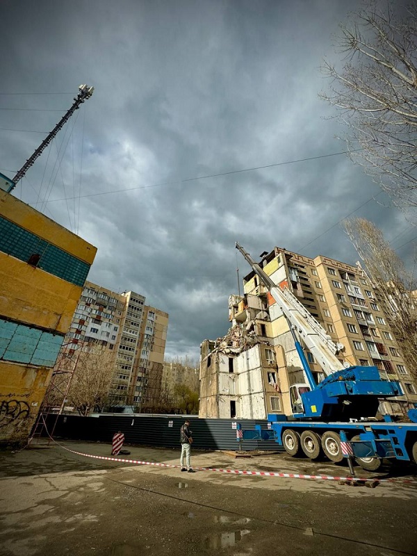 В Одесі демонтують частину будинку, де ворожий «шахед» убив 12 людей (відео, фото)
