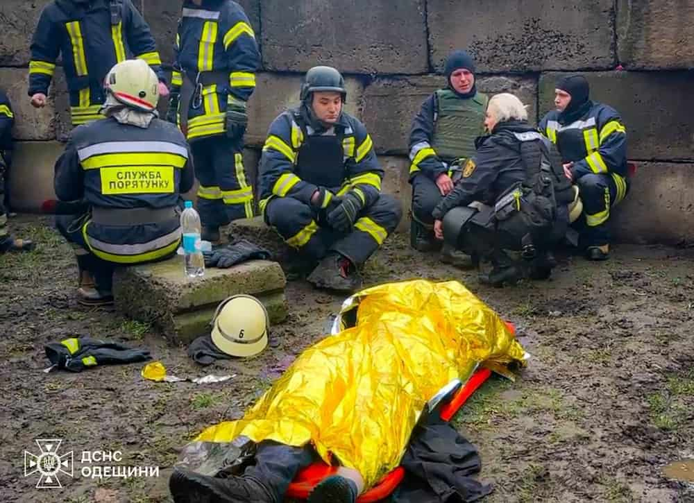 В Одесі попрощалися з молодим рятувальником, який загинув від повторного удару 15 березня