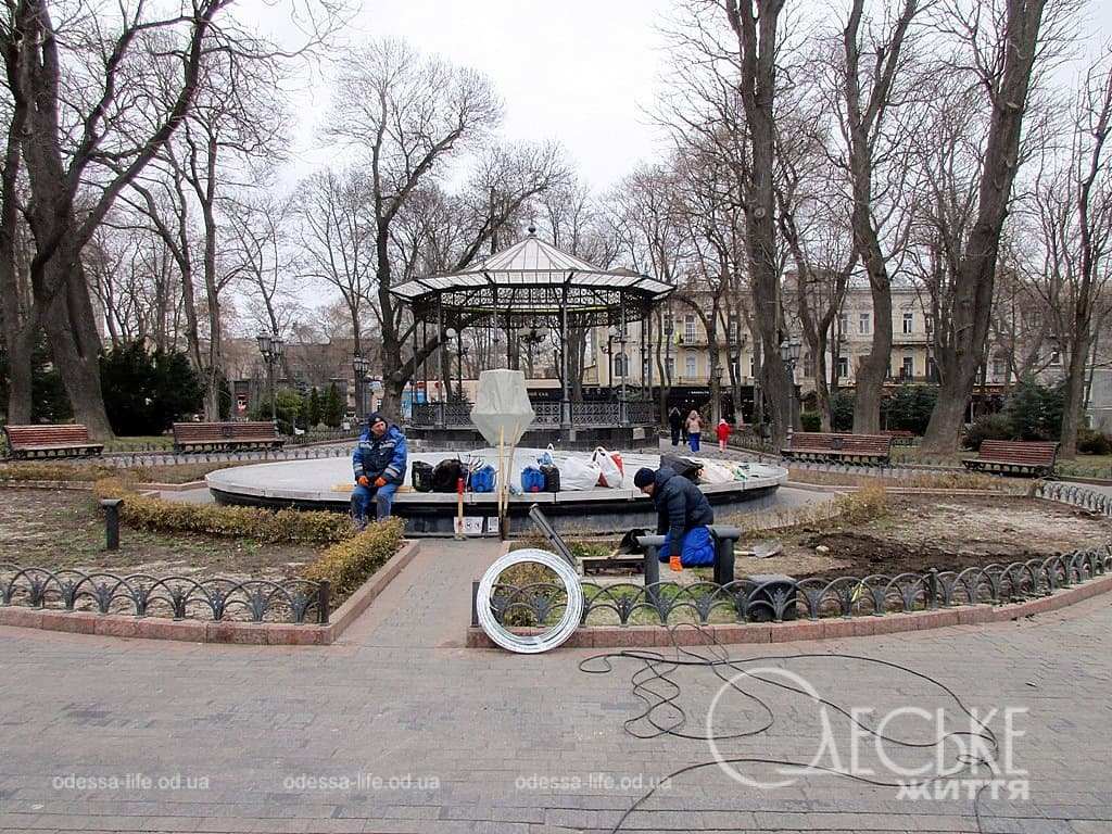 В одеському Міському саду вже готуються до розконсервування фонтана (фотофакт)