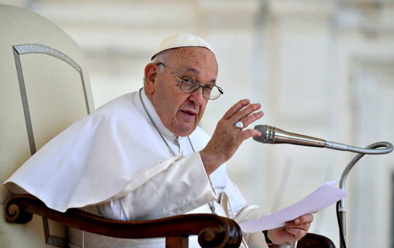 “Втратив зв’язок із реальністю”. Політолог пояснив заяву Папи Римського про переговори з РФ