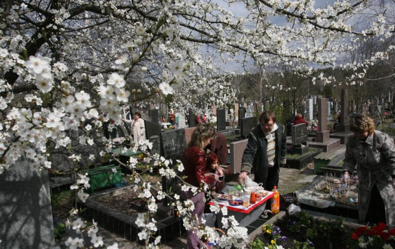 Кладовища у Харкові заборонили відвідувати на Великдень 5 квітня