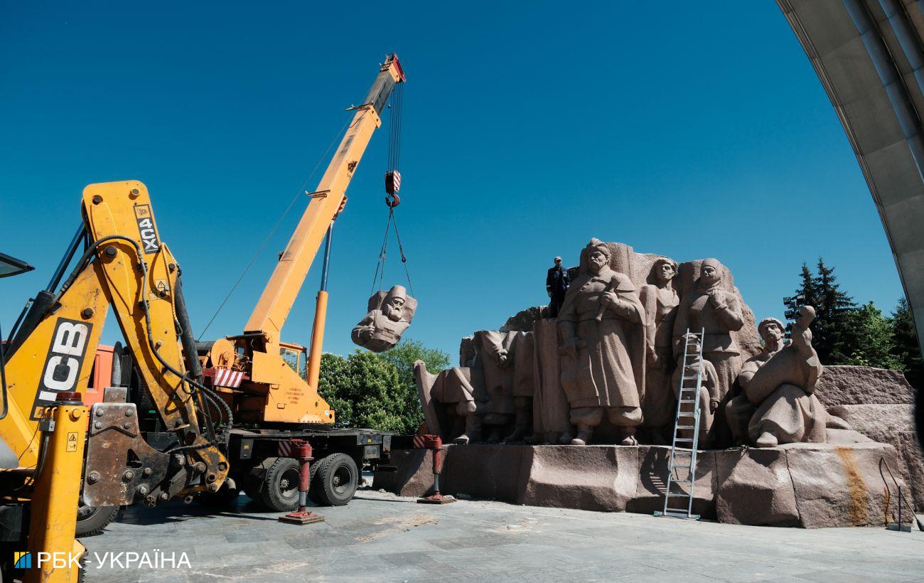 Пам’ятник Переяславській раді під Аркою дружби народів у Києві зносять 30 квітня – фото і відео