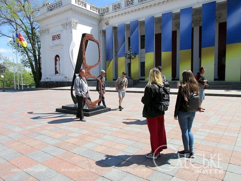 Біля одеській мерії «виросли» гігантські окуляри – що б це означало? (фото)