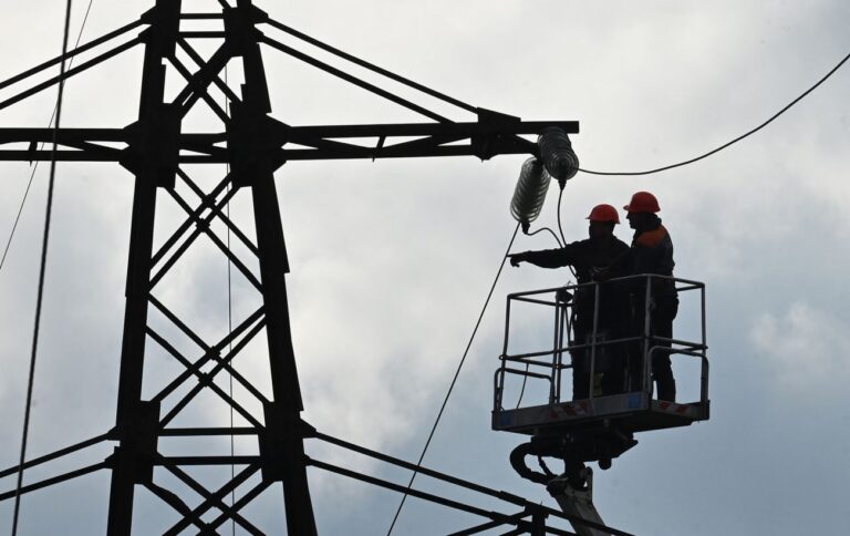 Атака РФ на енергосистему: українців закликають економити електроенергію ввечері