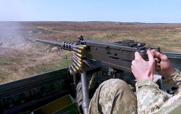 Кулемет Browning M2 робить до 800 пострілів за хвилину – військові показали його в дії