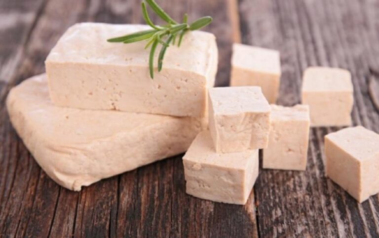 Чим корисний сир тофу і кому його їсти не можна: відповідь дієтолога
