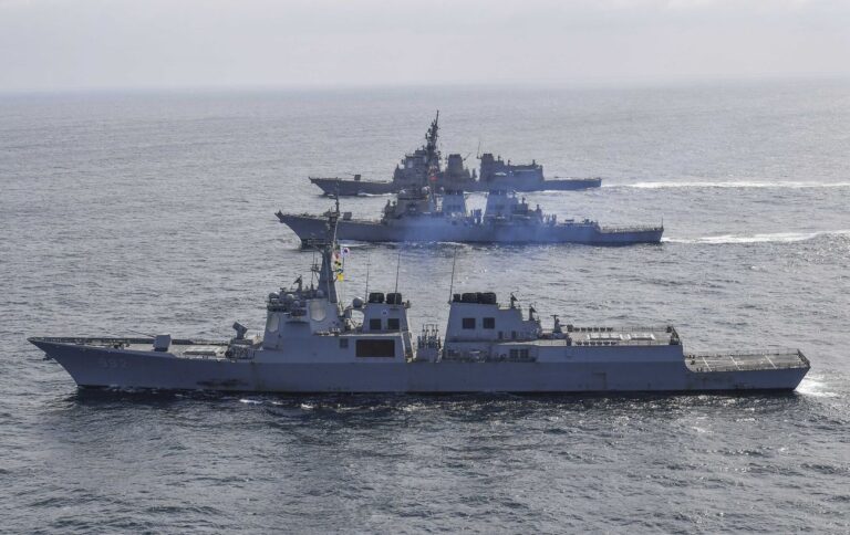 Атака хуситів у Червоному морі – корабель США збив балістичну ракету та дрони