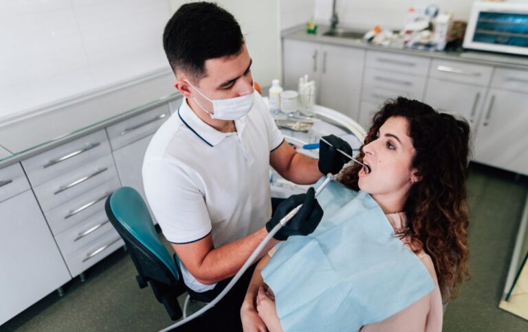Навіть знеболююче не допоможе: стоматолог назвала 5 симптомів тяжкого стану