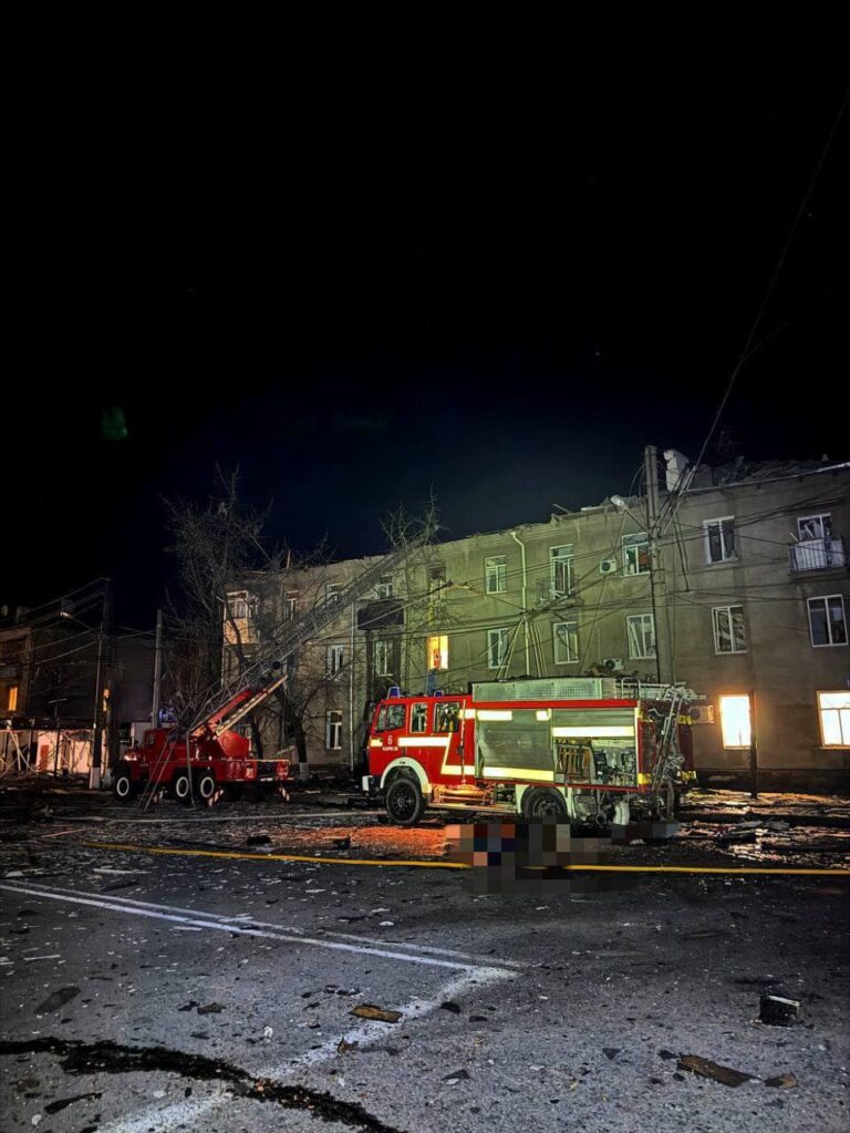 Палали будинки, серед жертв – рятувальники. Які наслідки нальоту “Шахедів” на Харків