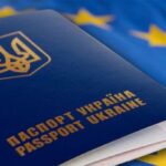 Українцям за кордоном припинили видавати документи