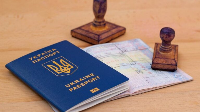 Військовозобов’язані українці не зможуть отримувати паспорти за кордоном – прийнята постанова