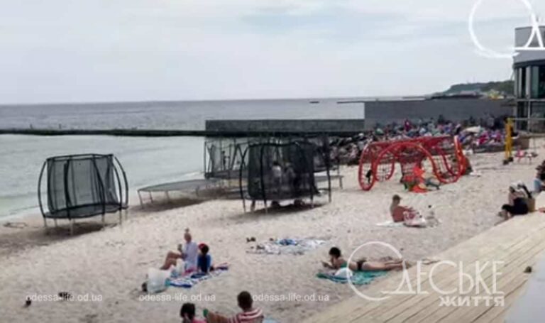 Пляжі Одеси у квітні: підтоплення, клуби на палях та загоряючі по-літньому (відео)