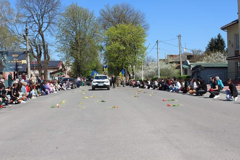 Повернувся з війни «на щиті»: у Кодимі попрощалися із загиблим Героєм