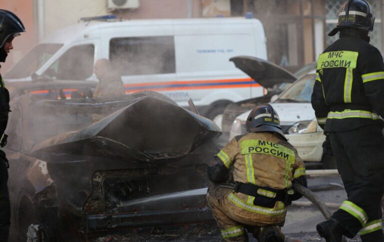 Росіяни скаржаться на “прильоти” в Бєлгороді: горять автомобілі та будинки (відео)