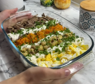 Салат з печінкою, але без картоплі: смачна святкова страва зі звичайних продуктів