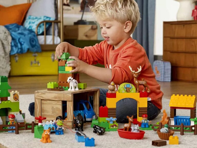 Створення світу через гру: як дитячі іграшки впливають на кар’єрні уподобання