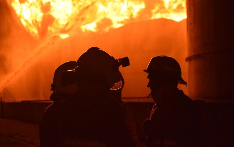 У Курську вирує пожежа, місцева влада повідомила про збиття БпЛА (відео)