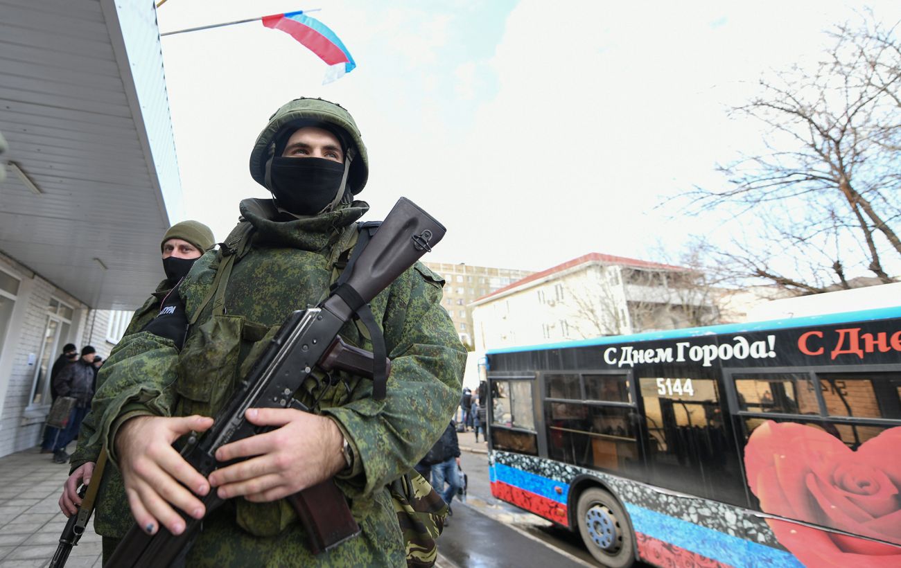 У Луганську пролунали вибухи, над містом з’явився дим (відео)