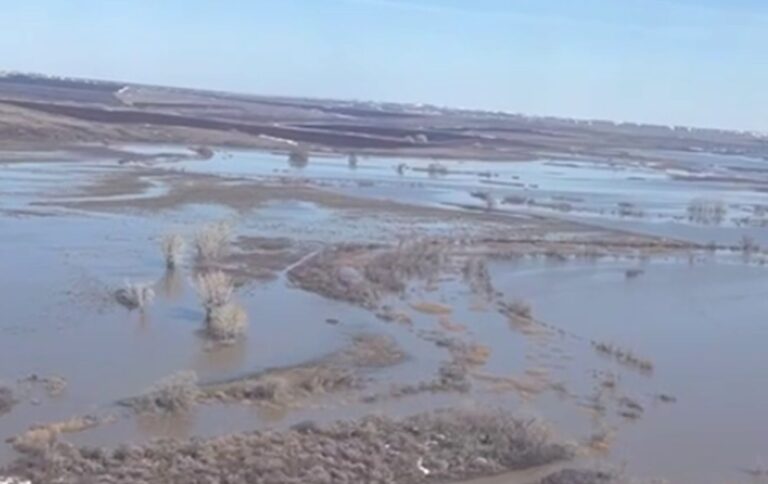 У російському Орську прорвало дамбу: частина міста пішла під воду