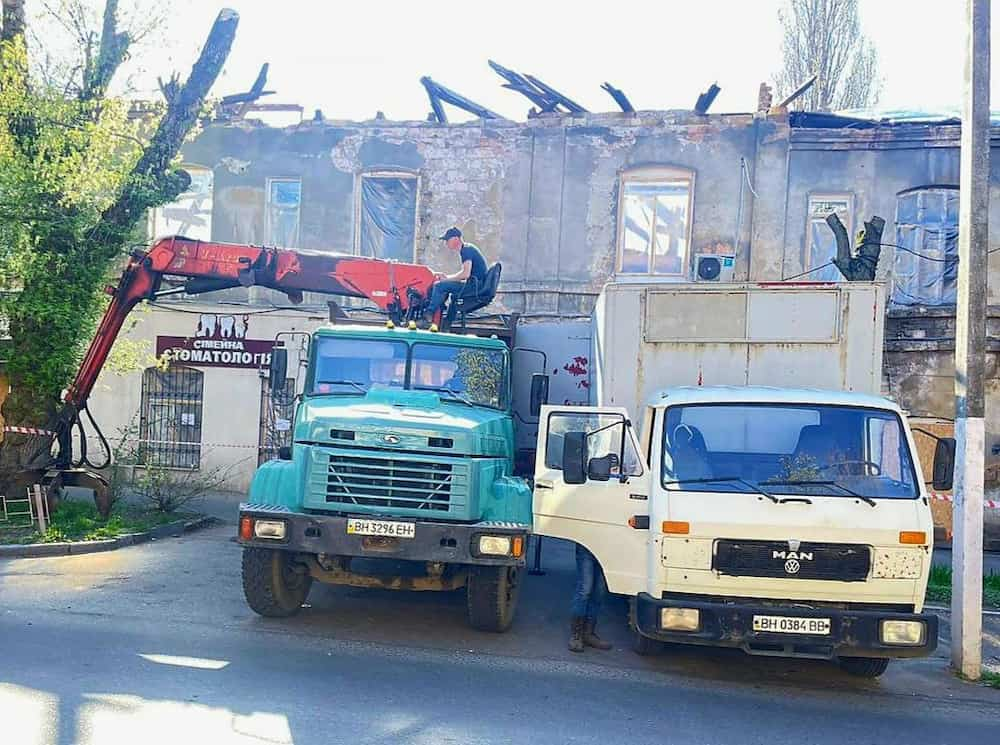 В Одесі зносять пошкоджені внаслідок обстрілів частини будинків (фото)