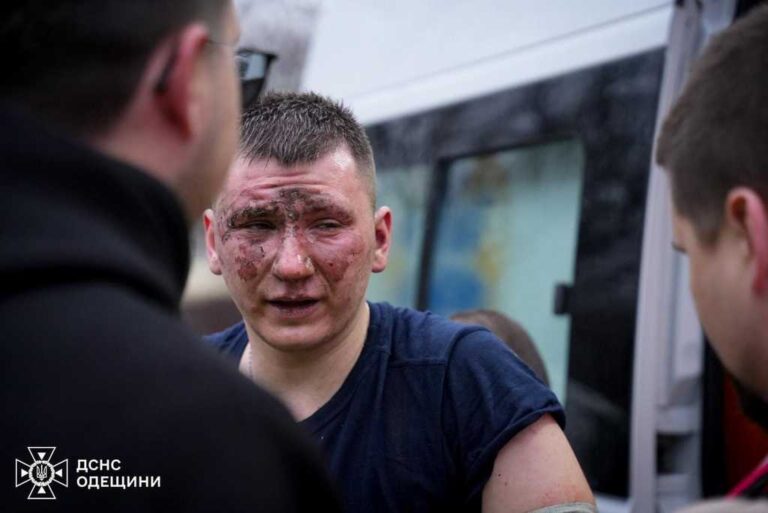 Вони вийшли з вогню: одеські рятувальники, які прийшли на допомогу під час подвійного ракетного удару