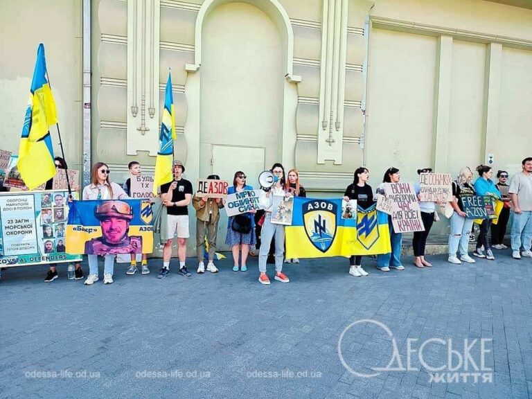 «Їх катують!..»: в Одесі пройшла акція на підтримку полонених азовців (фото)