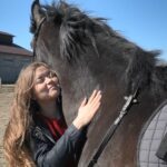 В Одесі лікують людей за допомогою коней: як працює іпотерапія (Відео)
