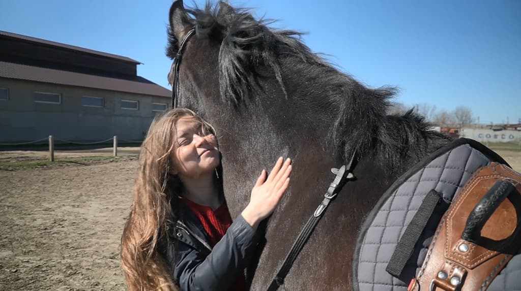 В Одесі лікують людей за допомогою коней: як працює іпотерапія (Відео)