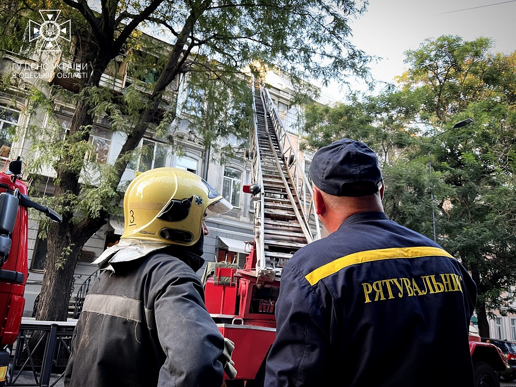 В Одесі евакуювали мешканців багатоповерхівки через квартиру, що горіла.