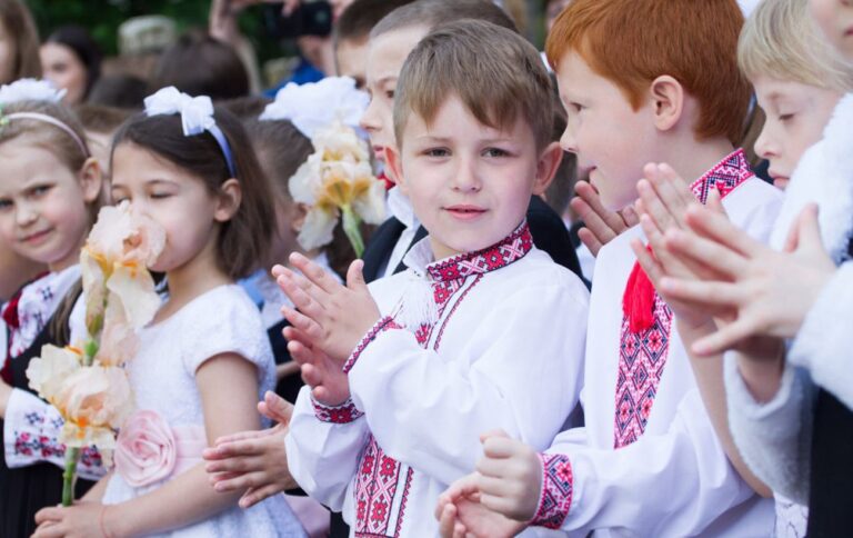 Останній дзвоник 2024 – привітання зі святом у віршах і прозі