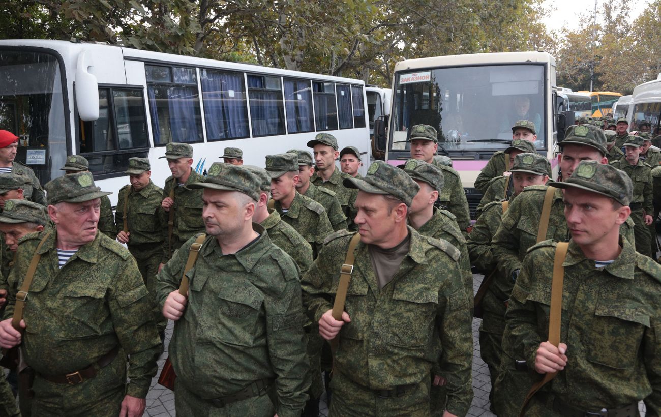 Мобілізація на окупованих територіях – загарбники змушують підписувати контракти чоловіків 60+