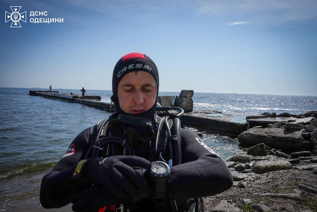 В Одесі з пірсу хвилею змило дівчину: зниклу шукають водолази