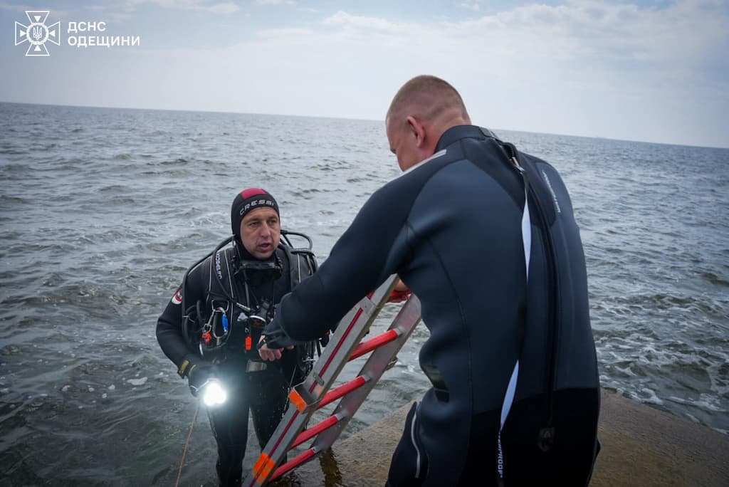 В Аркадії продовжуються пошуки поліцейської з Рівного, яку змило в морі