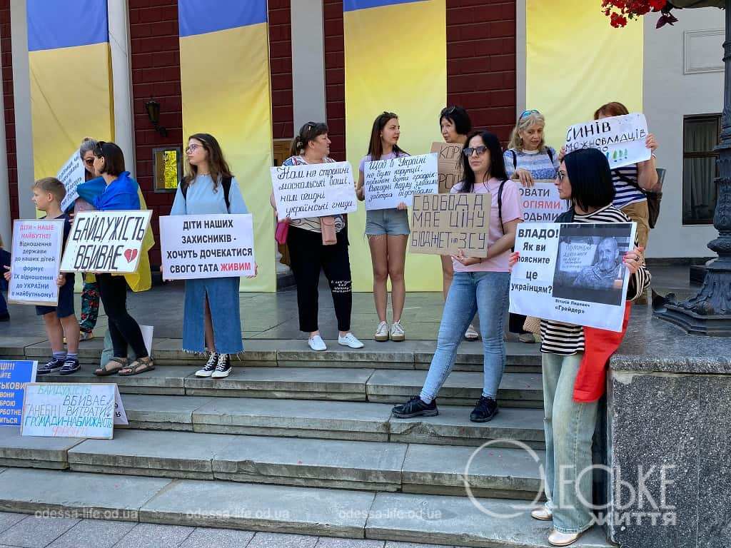 Акція на Думській: у День захисту дітей у мерії протестували не лише дорослі (фото)