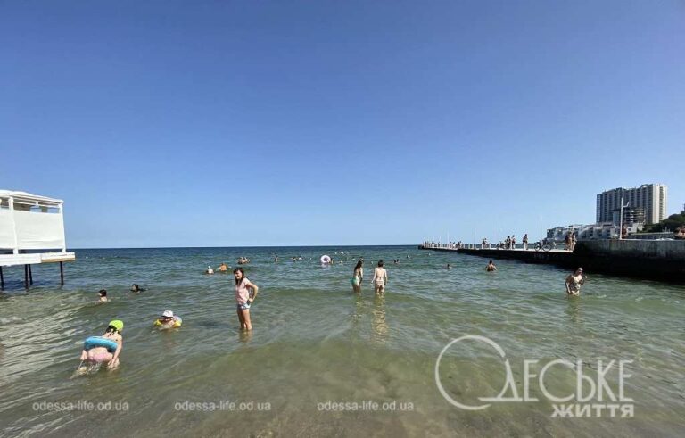 Пляж в Аркадії: чиста вода, брудний пісок та багато шуму (фоторепортаж)