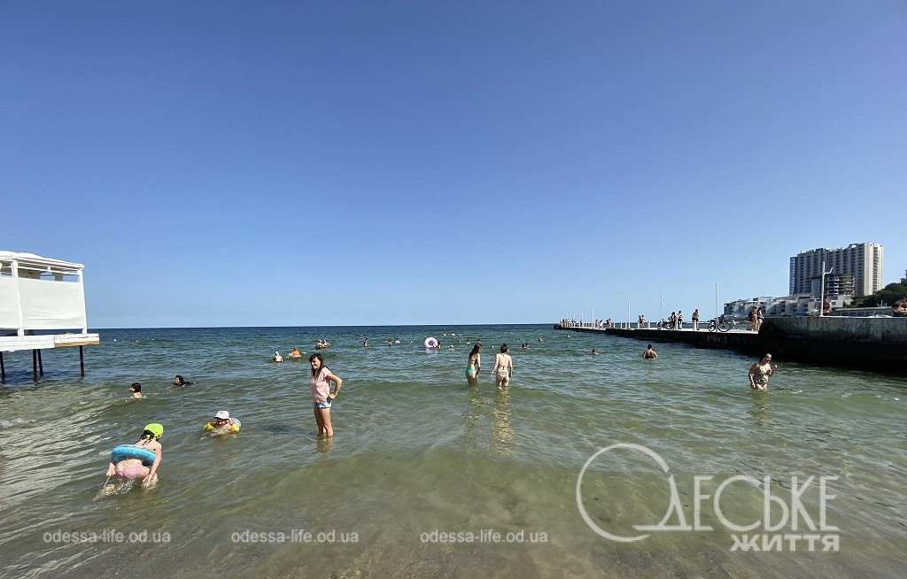 Пляж в Аркадії: чиста вода, брудний пісок та багато шуму (фоторепортаж)