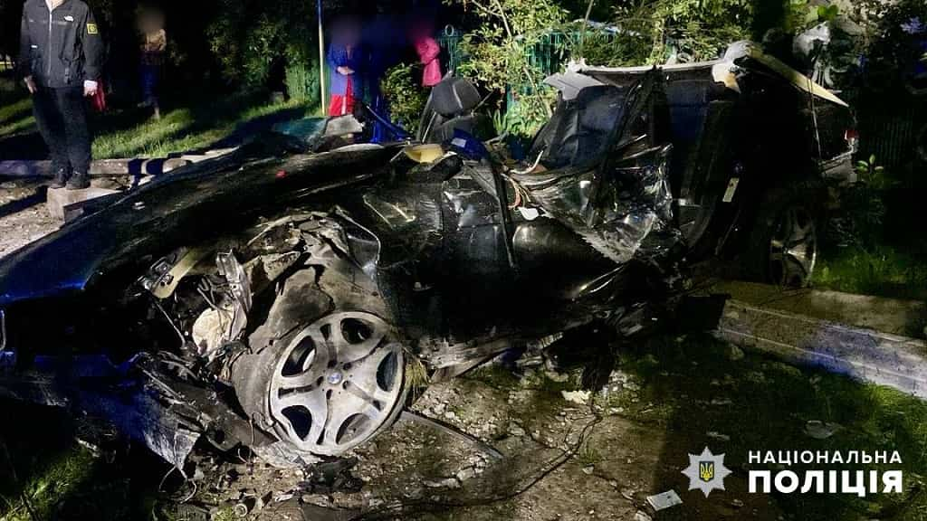 На Одещині п’яний водій BMW влетів в електроопору та вбив пасажирів (фото)