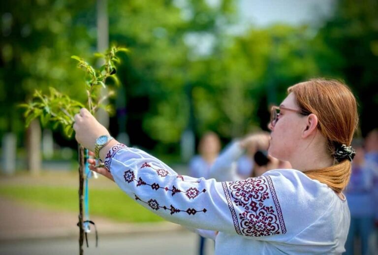 В Одесі висадили 11 сакур на згадку про дітей, убитих росіянами (фото)